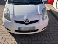Gebraucht Toyota Yaris 69 PS (50 kW) 2010 Weiß Kleinwagen