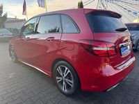 Gebraucht Mercedes B180 AMG line 122 PS (89 kW) 2015 Rot Van / Kleinbus