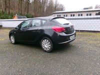 Gebraucht Opel Astra Edition 116 PS (85 kW) 2014 Schwarz Limousine