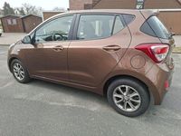 Gebraucht Hyundai i10 Edition 87 PS (63 kW) 2015 Braun Kleinwagen