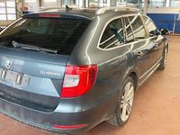 Gebraucht Skoda Superb Elegance 170 PS (125 kW) 2014 Grau Kombi
