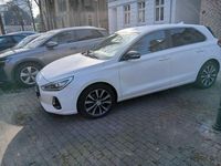 Gebraucht Hyundai i30 Intro Edition 120 PS (88 kW) 2017 Weiß Limousine
