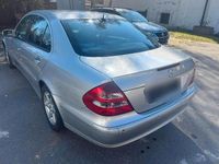 Gebraucht Mercedes E220 Avantgarde 150 PS (110 kW) 2005 Silber Limousine