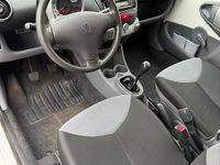 Gebraucht Peugeot 107 70 PS (51 kW) 2012 Weiß Kleinwagen