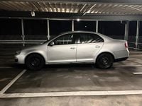 Gebraucht VW Jetta Freestyle 105 PS (77 kW) 2010 Silber Limousine