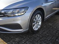Gebraucht VW Passat Basis 150 PS (110 kW) 2022 Silber Kombi
