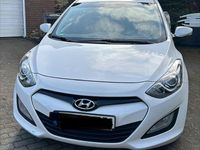 Gebraucht Hyundai i30 Edition 99 PS (72 kW) 2015 Weiß Limousine