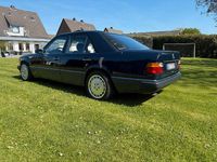 Używany Mercedes E300 113 KM (83 kW) 1990 Niebieski Sedan/Limuzyna