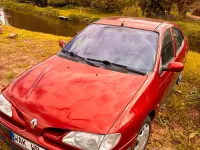 Używany Renault Mégane 75 KM (55 kW) 1998 Czerwony Sedan/Limuzyna