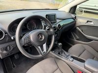 Gebraucht Mercedes B180 109 PS (80 kW) 2013 Weiß Van / Kleinbus