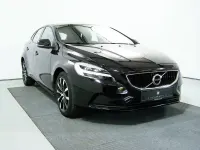 Gebraucht Volvo V40 Momentum 152 PS (111 kW) 2018 Onyx black (metallic) Kombi