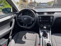 Gebraucht Skoda Octavia Ambition 140 PS (102 kW) 2014 Weiß Kleinwagen