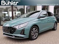 Neu Hyundai i20 Blackline 90 PS (66 kW) 2025 Mangrove green metallic Kleinwagen