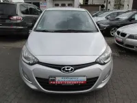 Gebraucht Hyundai i20 Classic 86 PS (63 kW) 2015 Licht silber Kleinwagen