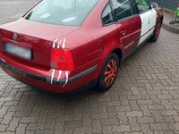 Gebraucht VW Passat 101 PS (74 kW) 1999 Rot Limousine