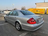 Gebraucht Mercedes E220 Avantgarde 150 PS (110 kW) 2005 Silber Limousine