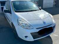 Używany Renault Clio II 75 KM (55 kW) 2011 Biały Hatchback