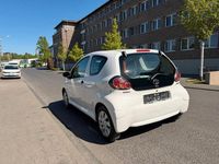 Gebraucht Toyota Aygo Basis 68 PS (50 kW) 2012 Weiß Kleinwagen