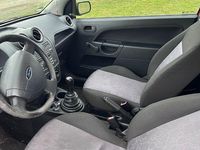 Gebraucht Ford Fiesta Ambiente 70 PS (51 kW) 2005 Rot Kleinwagen