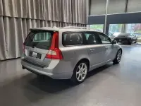 Gebraucht Volvo V70 R-Design 203 PS (149 kW) 2011 Electric silver / metallic Kombi