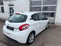 Gebraucht Peugeot 208 Active 82 PS (60 kW) 2014 Lack weiss banquise/deckende Kleinwagen