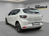 Neu Dacia Sandero Journey 101 PS (74 kW) 2025 Sandstone metallic Limousine