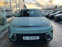 Neu Hyundai Kona Select 150 PS (110 kW) 2026 Gruen SUV