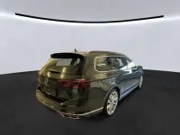 Gebraucht VW Passat R-line 200 PS (147 kW) 2023 Mangangrau metallic Kombi