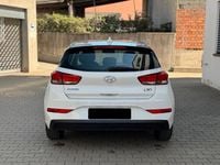 Gebraucht Hyundai i30 110 PS (80 kW) 2021 Weiß Limousine
