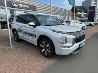Gebraucht Mitsubishi Outlander P-HEV Top 136 PS (100 kW) 2025 Titanweiß / pantherschwarz Limousine