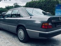 Gebraucht Mercedes E230 132 PS (97 kW) 1992 Grau Limousine