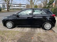 Gebraucht Hyundai i20 74 PS (54 kW) 2016 Schwarz Kleinwagen