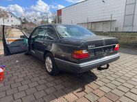 Gebraucht Mercedes E230 136 PS (100 kW) 1992 Schwarz Limousine