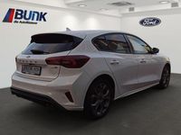 Gebraucht Ford Focus ST-Line 125 PS (91 kW) 2023 Frozen white (pn3gz) Limousine