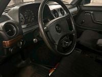 Używany Mercedes E230 136 KM (100 kW) 1982 Srebrny Sedan/Limuzyna