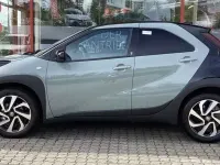Neu Toyota Aygo X 72 PS (52 kW) 2025 Urban khaki / night sky black SUV