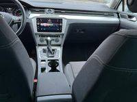 Gebraucht VW Passat 150 PS (110 kW) 2018 Weiß Kombi