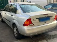 Używany Ford Focus Trend 101 KM (74 kW) 2001 Srebrny Sedan/Limuzyna