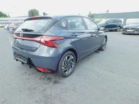 Gebraucht Hyundai i20 Trend 101 PS (74 kW) 2023 Aurora grey / met Limousine