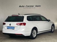 Gebraucht VW Passat Basis 150 PS (110 kW) 2023 Gletscherweiß metallic Kombi