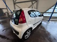 Gebraucht Peugeot 107 68 PS (50 kW) 2011 Weiß Kleinwagen