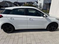 Gebraucht Hyundai i20 Style 101 PS (74 kW) 2015 Weiß Kleinwagen