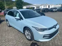 Neu VW Golf VIII Goal 150 PS (110 kW) 2026 Crystal ice blue metallic Kombi