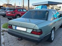Gebraucht Mercedes E230 136 PS (100 kW) 1989 Grün Limousine