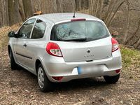 Gebraucht Renault Clio II 70 PS (51 kW) 2011 Silber Kleinwagen