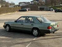 Second-hand Mercedes E200 118 CP (86 kW) 1989 Verde Berlinǎ