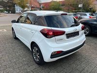 Gebraucht Hyundai i20 Advantage 101 PS (74 kW) 2020 Weiß Limousine