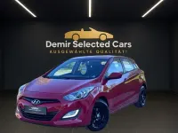 Gebraucht Hyundai i30 99 PS (72 kW) 2015 Rot (cool red) Limousine