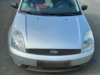 Gebraucht Ford Fiesta 67 PS (49 kW) 2004 Silber Kleinwagen