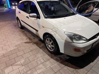 Gebraucht Ford Focus Ghia 101 PS (74 kW) 1999 Weiß Limousine